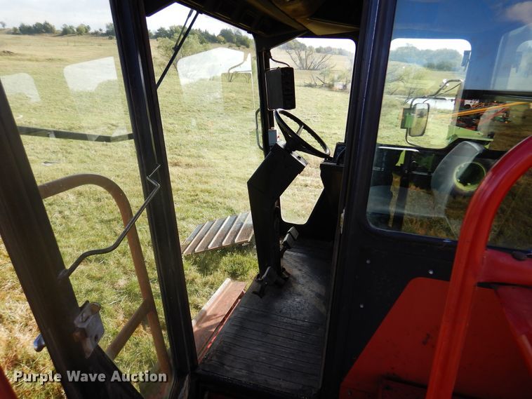 image for item DM5168 1988 Case IH 1680  combine