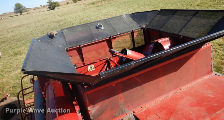image for item DM5168 1988 Case IH 1680  combine