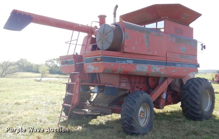 image for item DM5169 1989 Case IH 1680  RWA combine