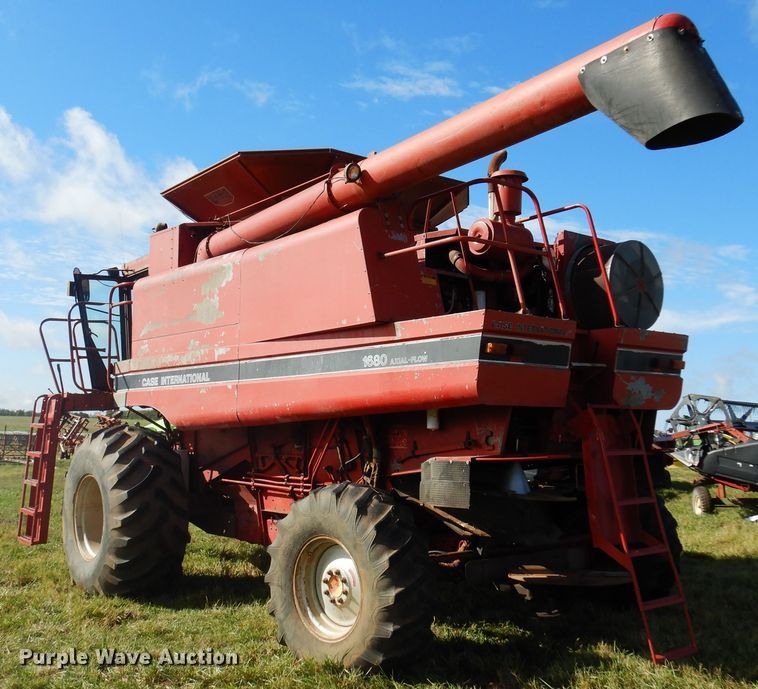 image for item DM5169 1989 Case IH 1680  RWA combine