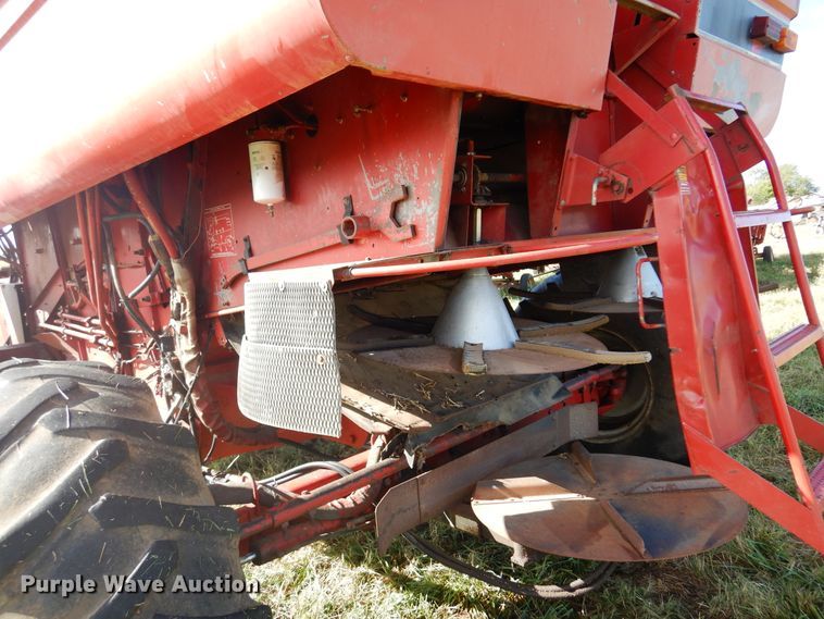 image for item DM5169 1989 Case IH 1680  RWA combine
