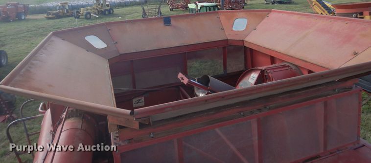 image for item DM5169 1989 Case IH 1680  RWA combine