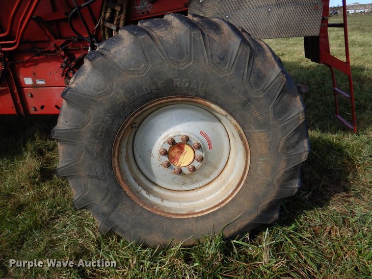 image for item DM5169 1989 Case IH 1680  RWA combine