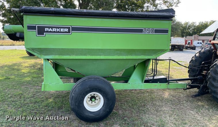 image for item JQ9506 Parker 250  grain cart
