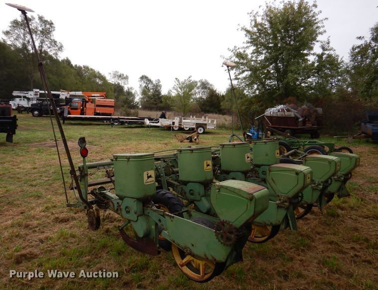 image for item KA9449 John Deere 1240  planter