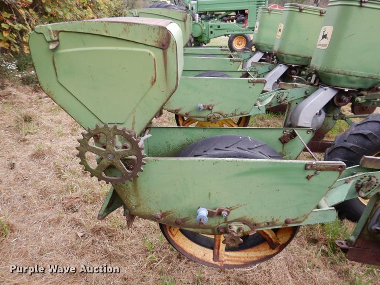 image for item KA9449 John Deere 1240  planter