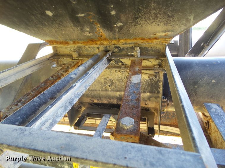 image for item DA7173 2013 B&B Trailers CDT24 650T  fertilizer delivery trailer