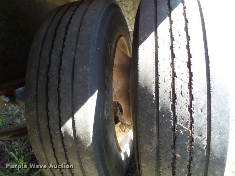 image for item DA7173 2013 B&B Trailers CDT24 650T  fertilizer delivery trailer