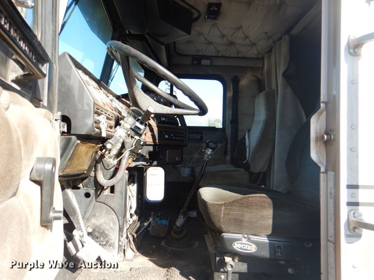 image for item DG1860 1993 Freightliner FLD120  semi truck