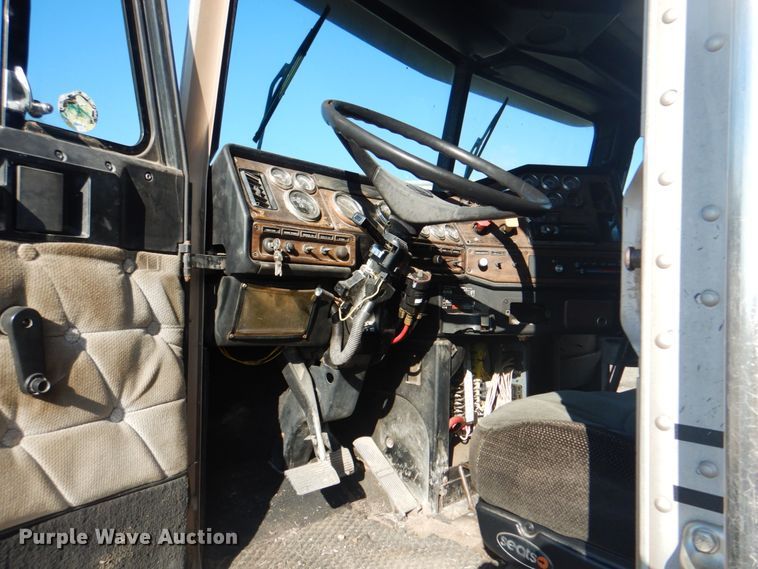 image for item DG1860 1993 Freightliner FLD120  semi truck