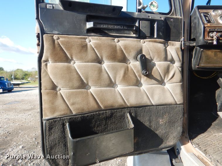 image for item DG1860 1993 Freightliner FLD120  semi truck