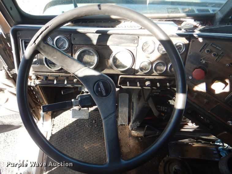 image for item DG1860 1993 Freightliner FLD120  semi truck