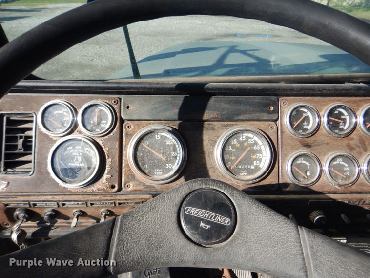 image for item DG1860 1993 Freightliner FLD120  semi truck