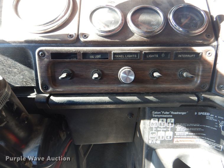 image for item DG1860 1993 Freightliner FLD120  semi truck