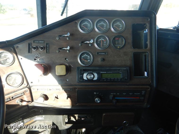 image for item DG1860 1993 Freightliner FLD120  semi truck