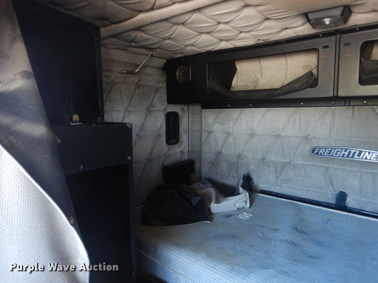 image for item DG1860 1993 Freightliner FLD120  semi truck