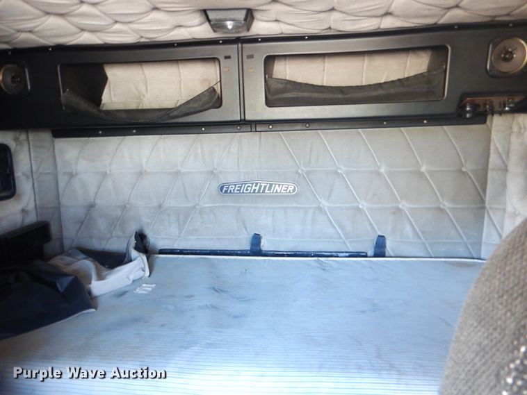 image for item DG1860 1993 Freightliner FLD120  semi truck