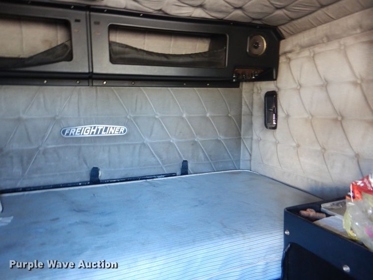 image for item DG1860 1993 Freightliner FLD120  semi truck