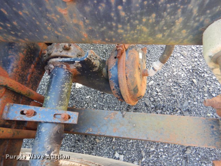 image for item DG1860 1993 Freightliner FLD120  semi truck