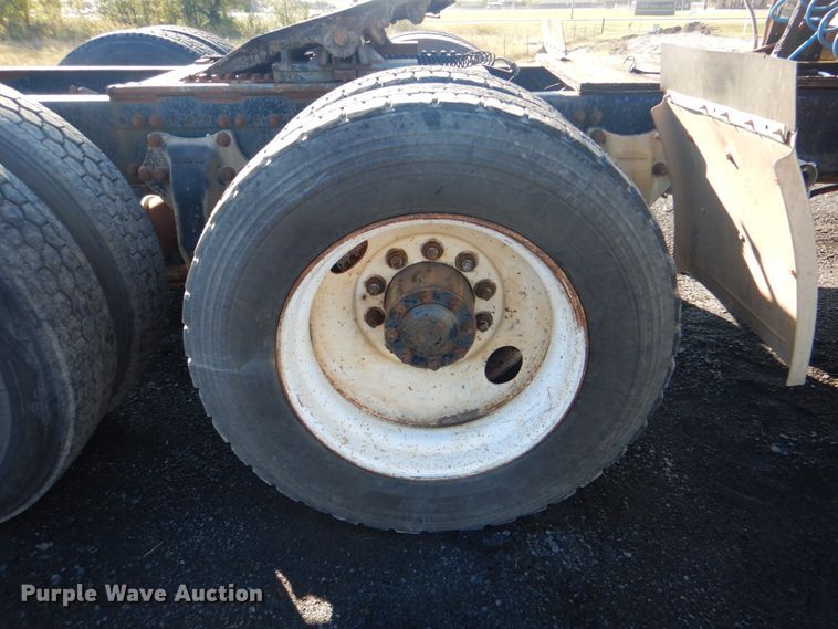 image for item DG1860 1993 Freightliner FLD120  semi truck