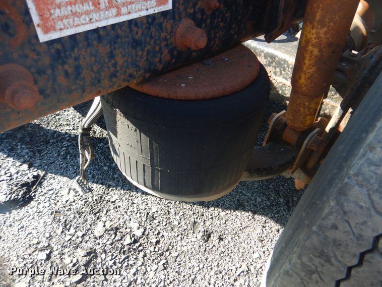 image for item DG1860 1993 Freightliner FLD120  semi truck