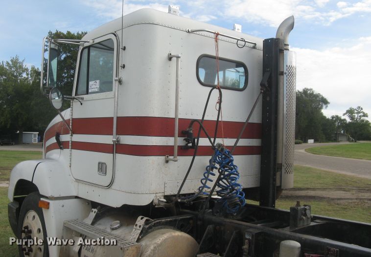 image for item DG5318 1993 Freightliner FLD112  semi truck