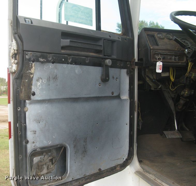 image for item DG5318 1993 Freightliner FLD112  semi truck