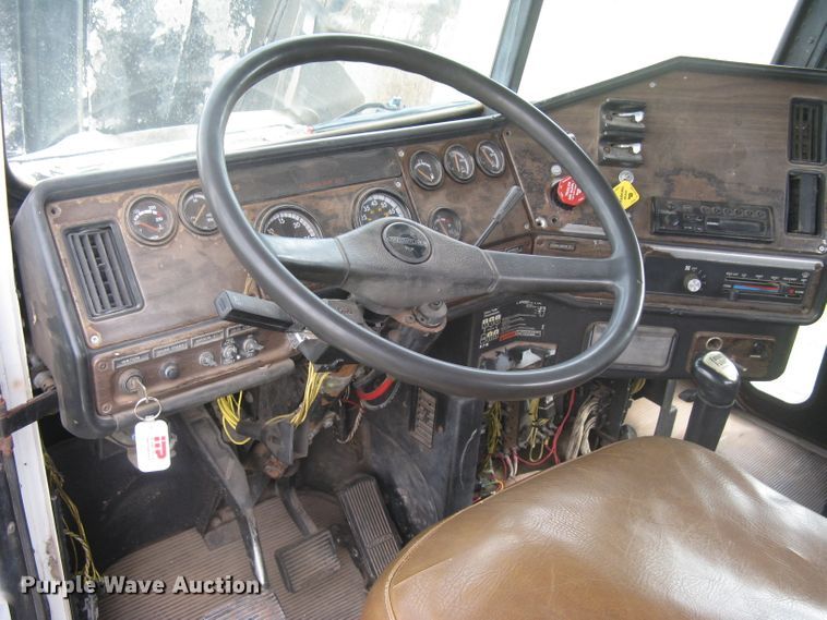 image for item DG5318 1993 Freightliner FLD112  semi truck