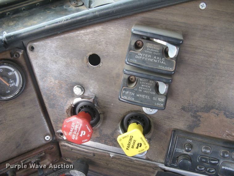 image for item DG5318 1993 Freightliner FLD112  semi truck