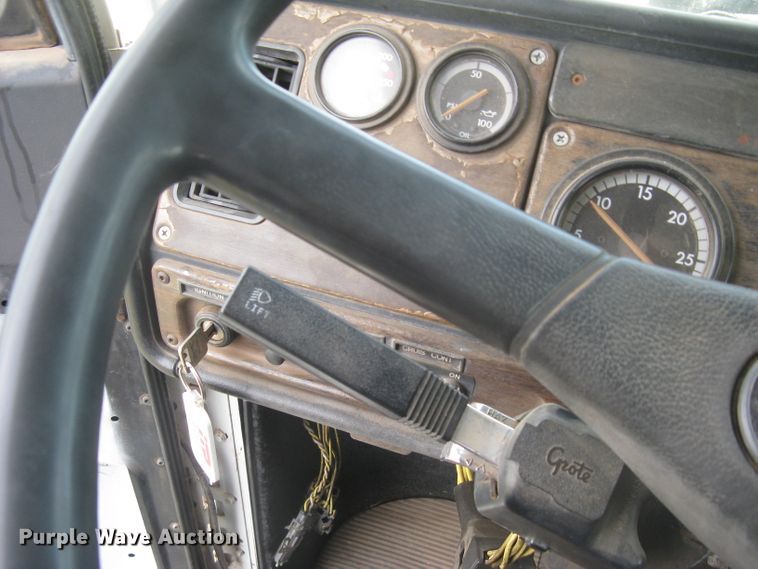 image for item DG5318 1993 Freightliner FLD112  semi truck