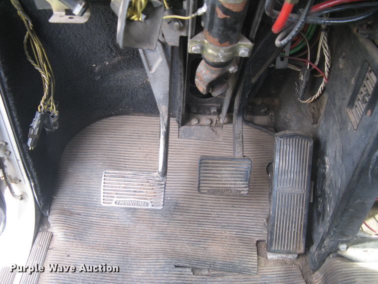 image for item DG5318 1993 Freightliner FLD112  semi truck