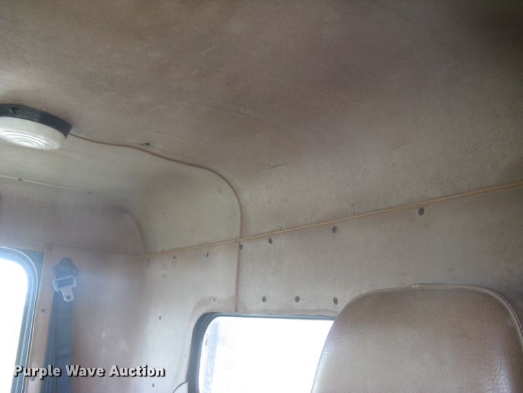 image for item DG5318 1993 Freightliner FLD112  semi truck