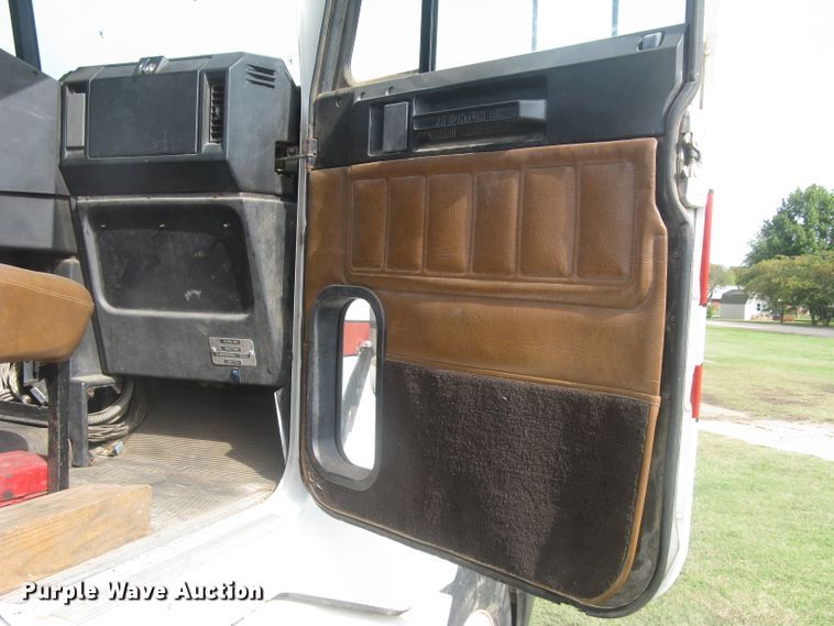 image for item DG5318 1993 Freightliner FLD112  semi truck