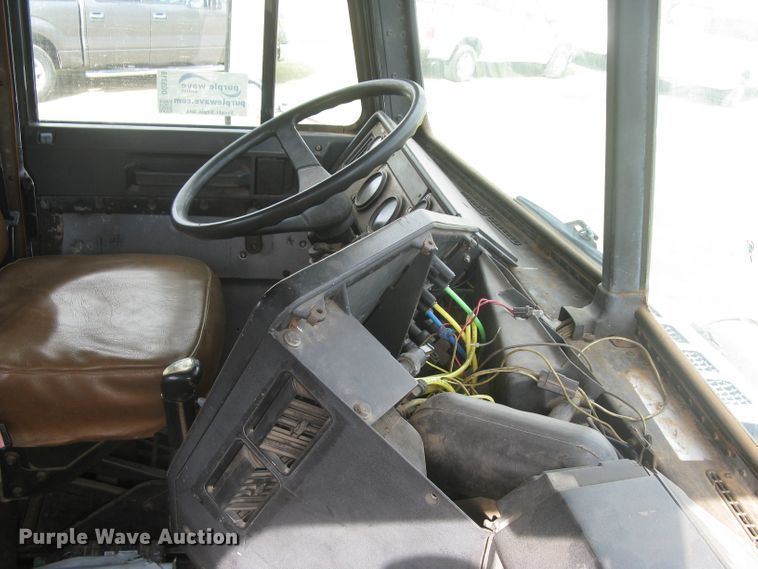 image for item DG5318 1993 Freightliner FLD112  semi truck