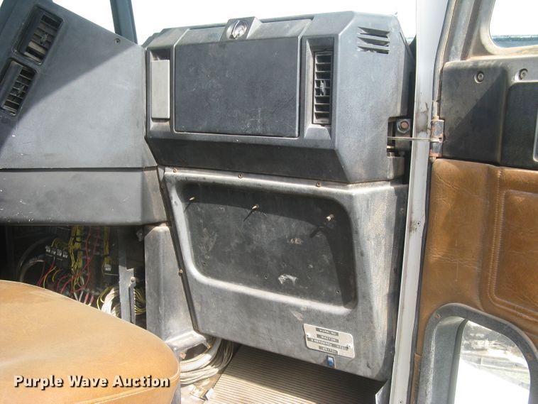 image for item DG5318 1993 Freightliner FLD112  semi truck