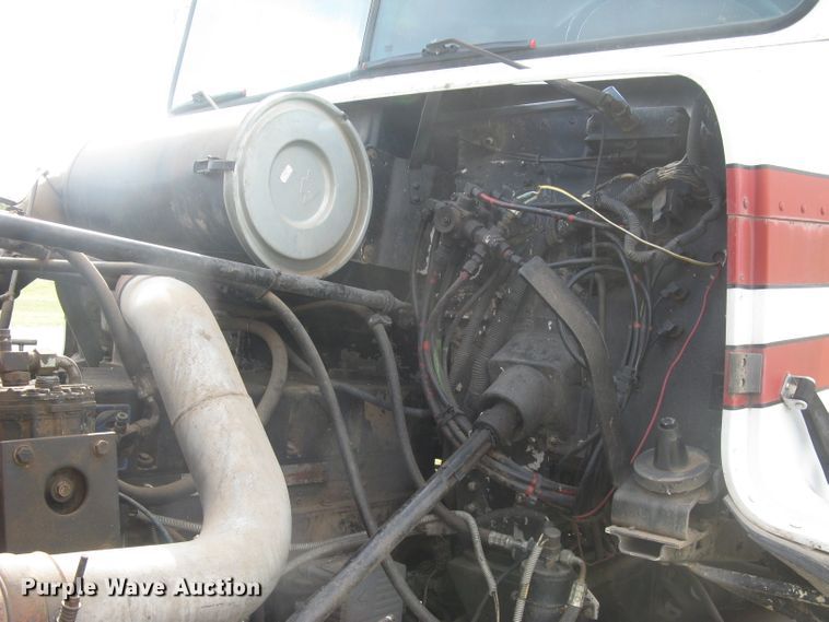 image for item DG5318 1993 Freightliner FLD112  semi truck