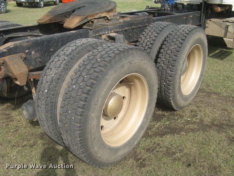 image for item DG5318 1993 Freightliner FLD112  semi truck