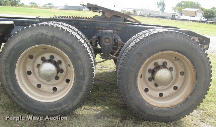 image for item DG5318 1993 Freightliner FLD112  semi truck