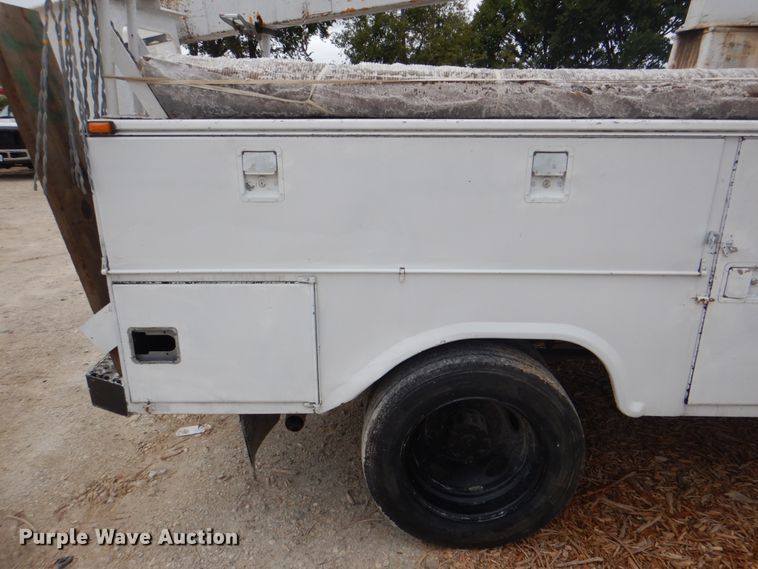 image for item DH7297 2001 Ford F450 Super Duty  bucket truck