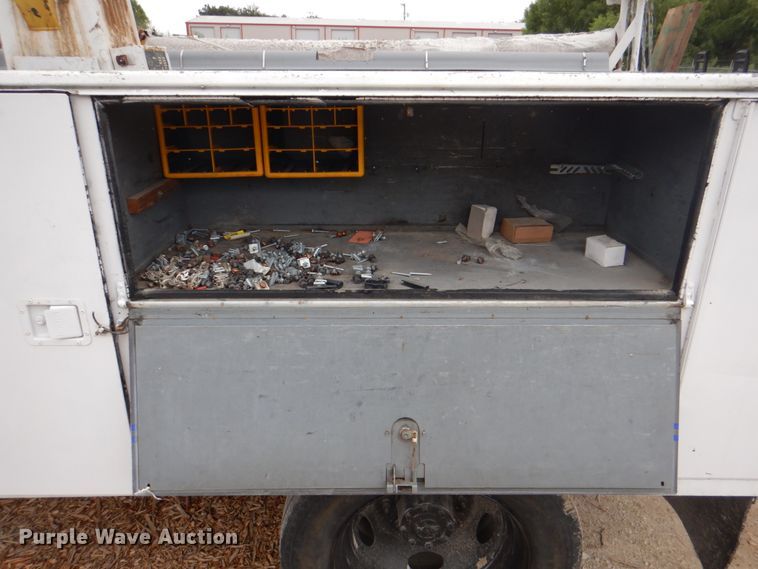 image for item DH7297 2001 Ford F450 Super Duty  bucket truck