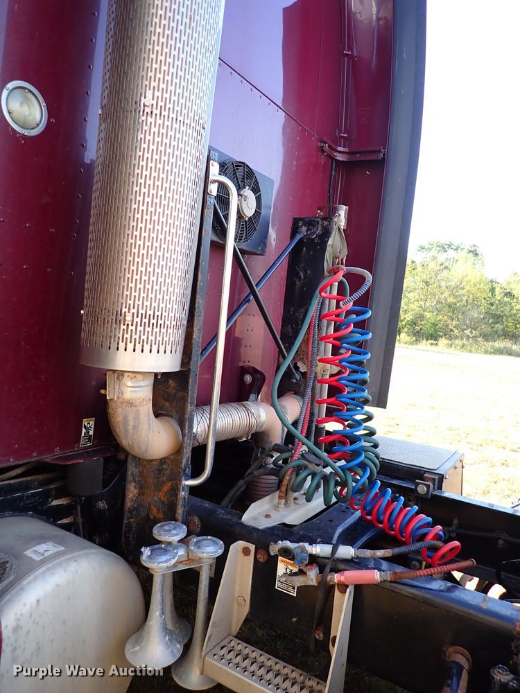 image for item DI5773 2004 Peterbilt 387  semi truck