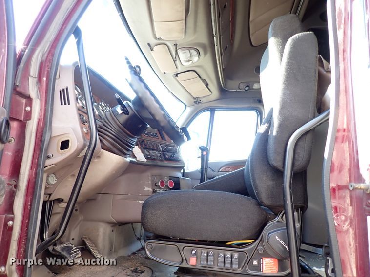 image for item DI5773 2004 Peterbilt 387  semi truck