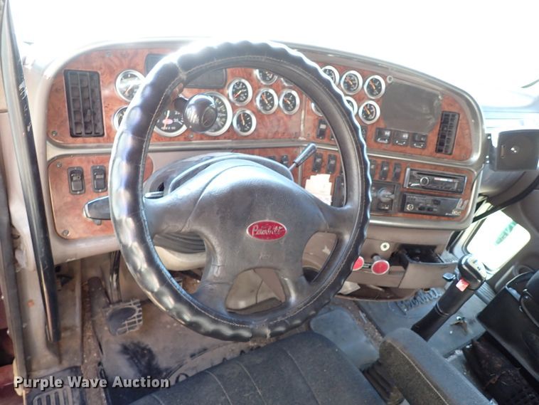 image for item DI5773 2004 Peterbilt 387  semi truck