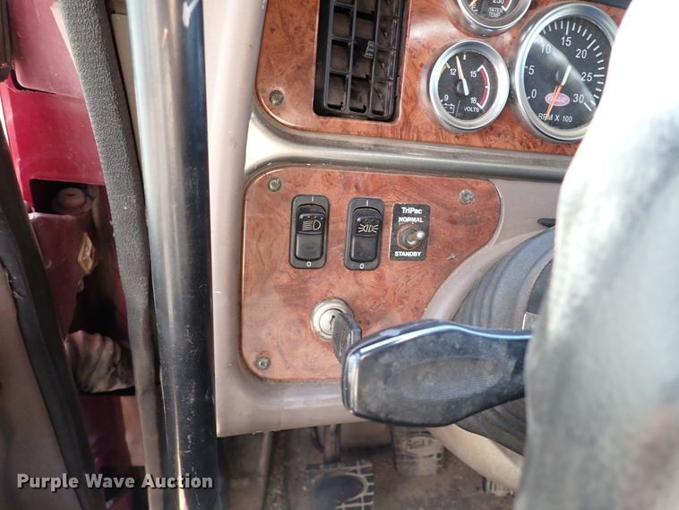 image for item DI5773 2004 Peterbilt 387  semi truck