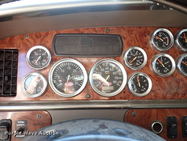 image for item DI5773 2004 Peterbilt 387  semi truck