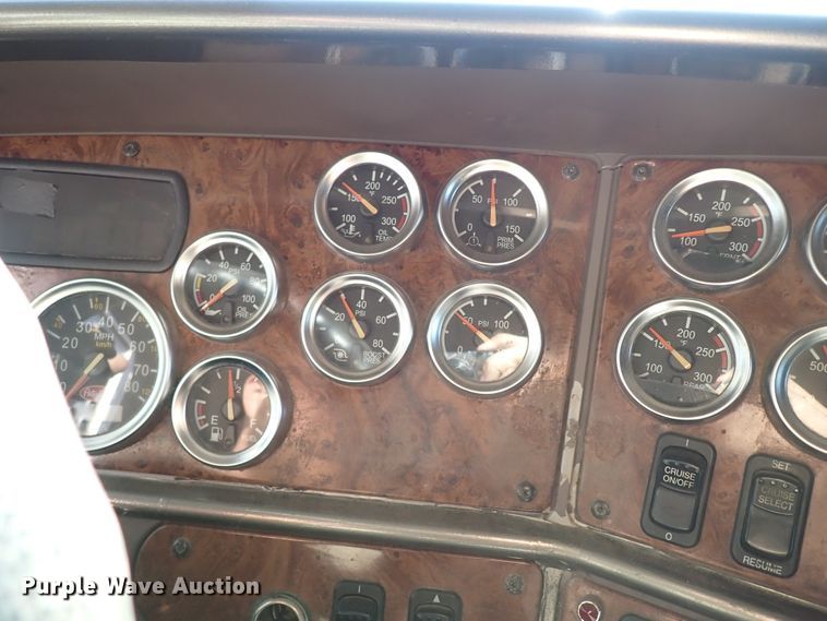 image for item DI5773 2004 Peterbilt 387  semi truck