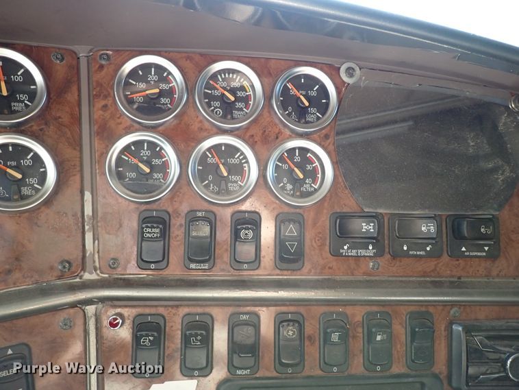 image for item DI5773 2004 Peterbilt 387  semi truck