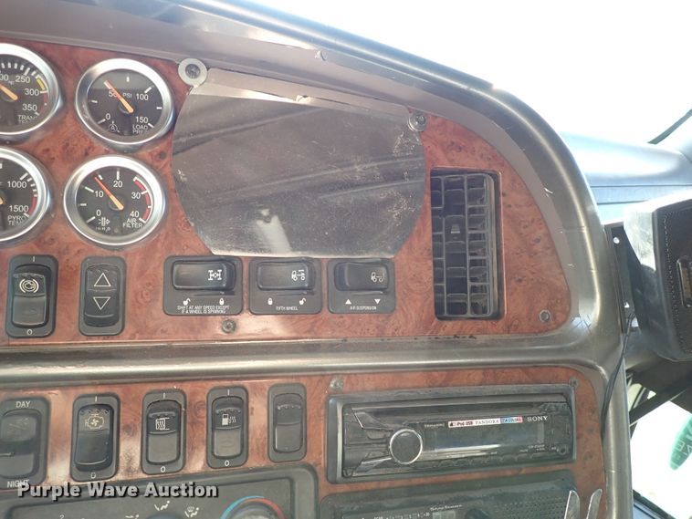 image for item DI5773 2004 Peterbilt 387  semi truck