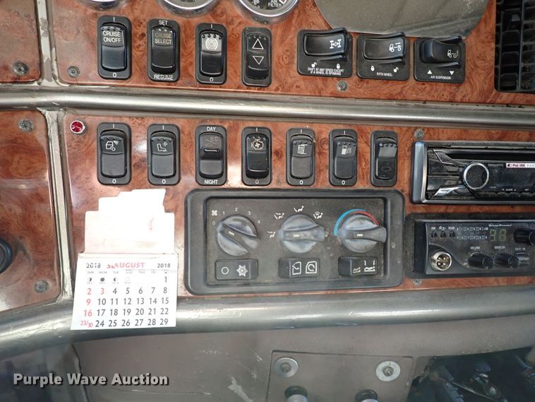 image for item DI5773 2004 Peterbilt 387  semi truck