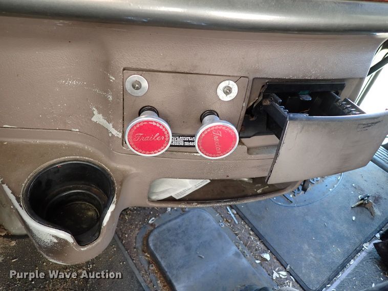 image for item DI5773 2004 Peterbilt 387  semi truck